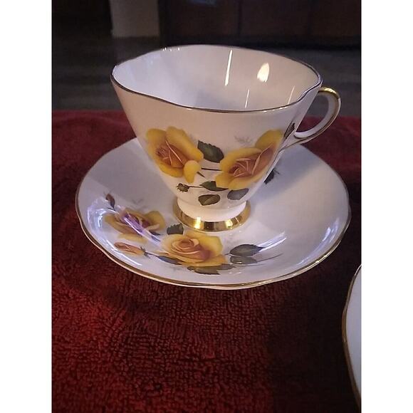 2 Royal Windsor Vintage Tea Cups And Saucers Yellow Rose - Picture 4 of 5